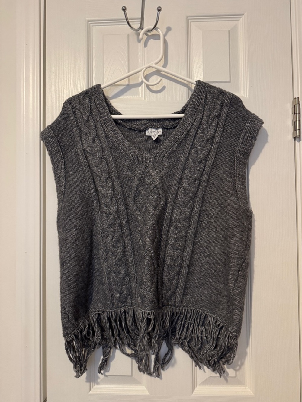 Women’s Cable-Knit Fringe Sweater Vest - Gray